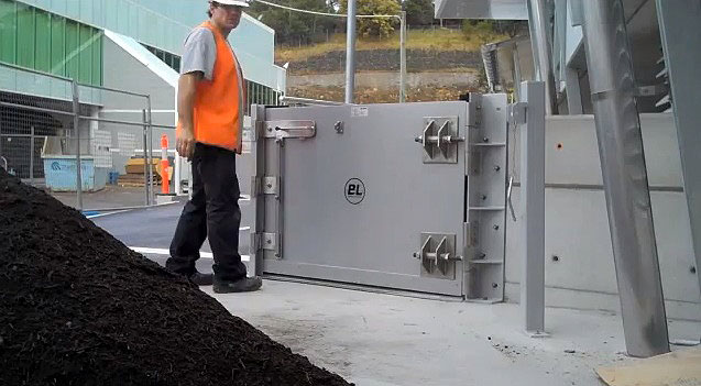 BL-HHS-Small :: Demonstration and testing of a manual Flood Barrier and Flood Gate BL/HHS. Easy to use, closes in seconds.